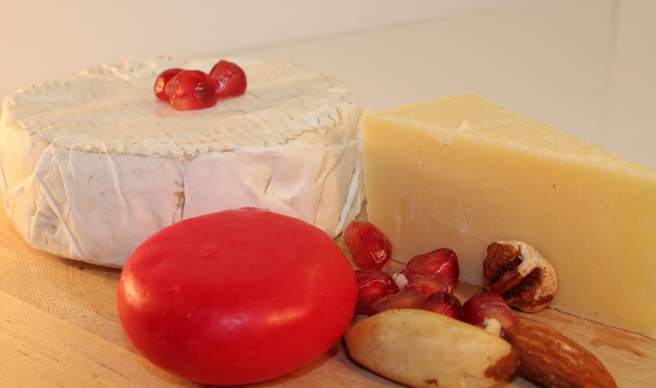 Formaggio grasso in un piatto, simbolo di cibi da evitare dopo le feste per il colesterolo alto.