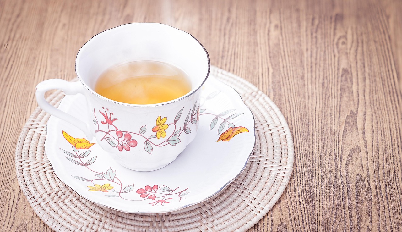 Tisana serale per il fegato grasso, con ingredienti naturali e rilassanti in una tazza fumante.