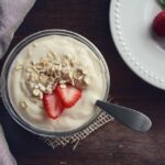 Immagine di vari tipi di yogurt con etichette informative sui nutrienti e ingredienti.