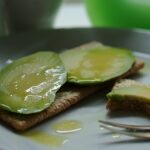 Avocado spalmato su pane integrale, simbolo di un’alimentazione sana per il cuore.