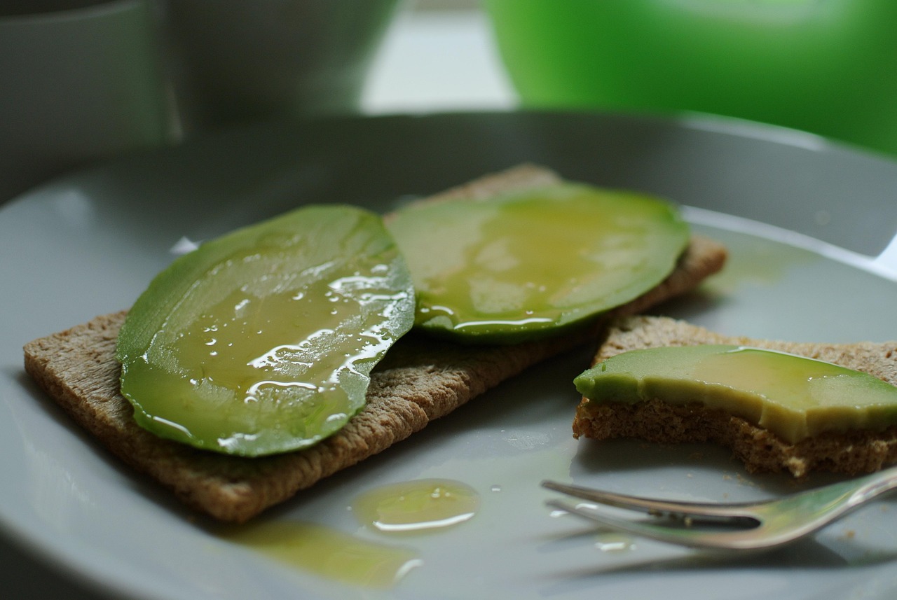Avocado spalmato su pane integrale, simbolo di un’alimentazione sana per il cuore.