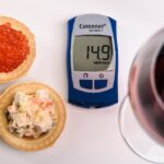 Immagine di un piatto sano con frutta e verdura, simbolo di una dieta equilibrata per analisi glicemia e colesterolo.