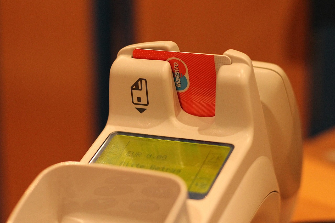 Persona che utilizza la Carta d'Identità Elettronica per accedere a servizi online.