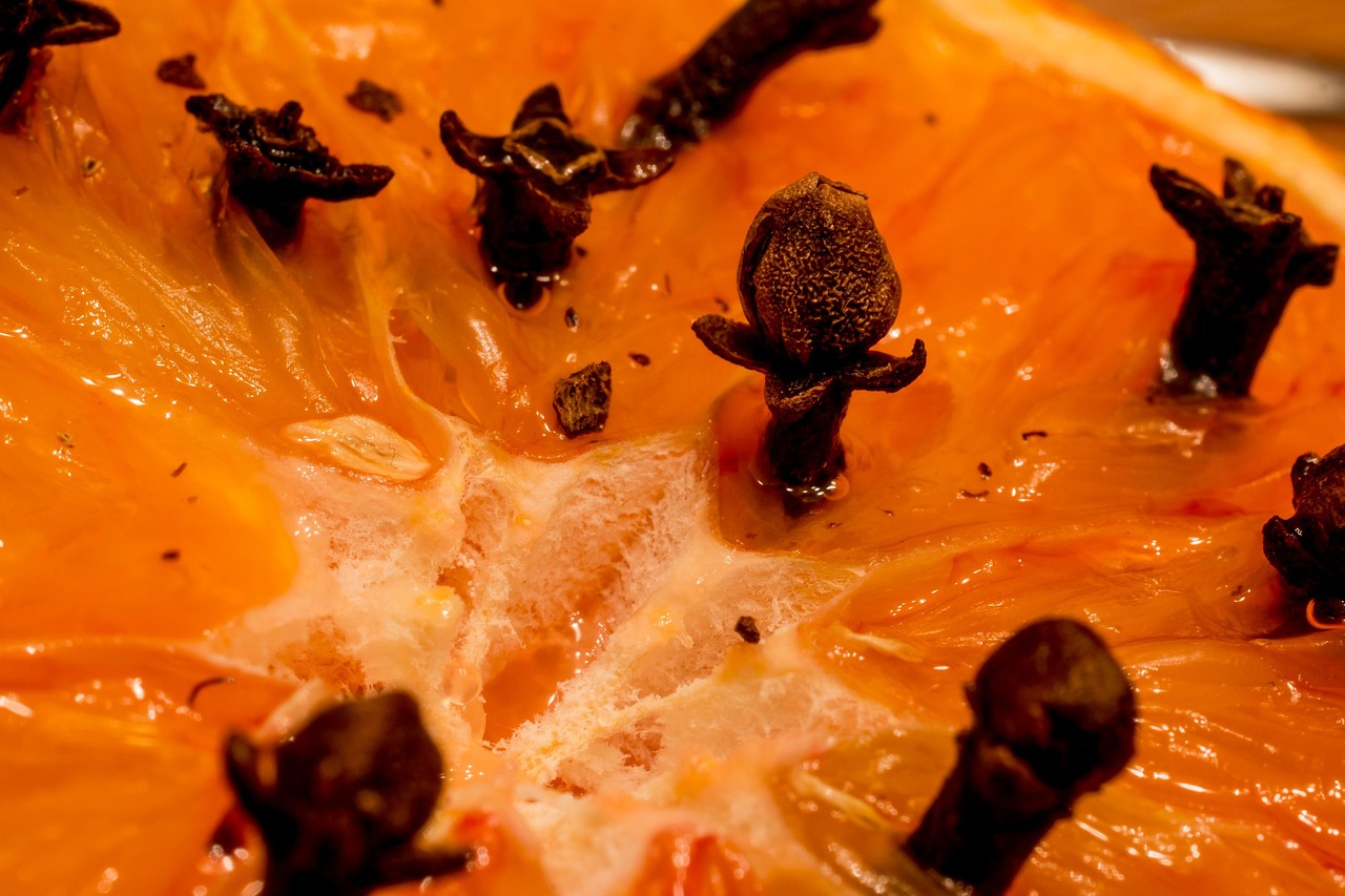 Due chiodi di garofano su un tavolo, simbolo di rimedio naturale per la glicemia alta dopo le feste.