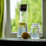 Acqua con limone in un bicchiere, utile per gestire la glicemia alta.