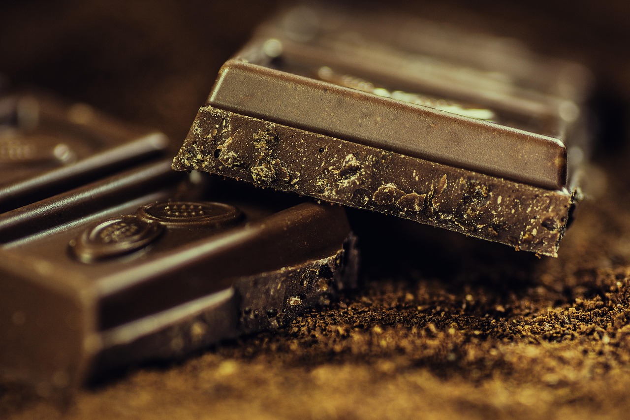 Cioccolato fondente al 90% con chicchi di cacao, simbolo di benefici per il cuore secondo la ricerca.
