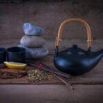 Tisana serale per depurare il fegato grasso, con erbe naturali in una tazza fumante.