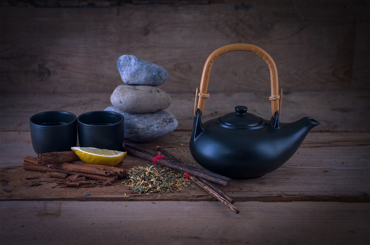 Tisana serale per depurare il fegato grasso, con erbe naturali in una tazza fumante.