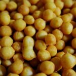 Lupini tostati serviti in una ciotola, ideali per uno snack proteico e leggero.