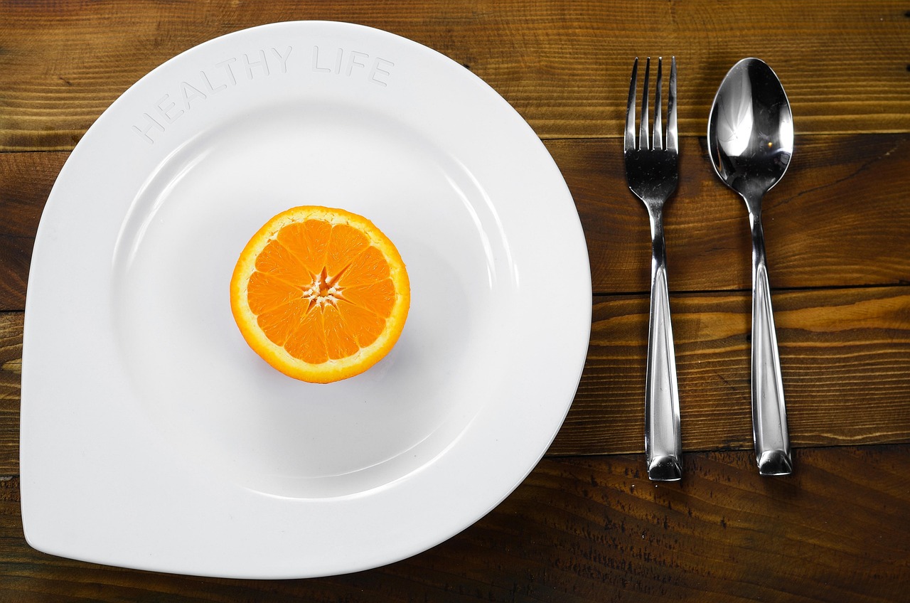 Uomo che pratica digiuno intermittente con cibo sano e orologio, simbolo di disciplina e benessere.