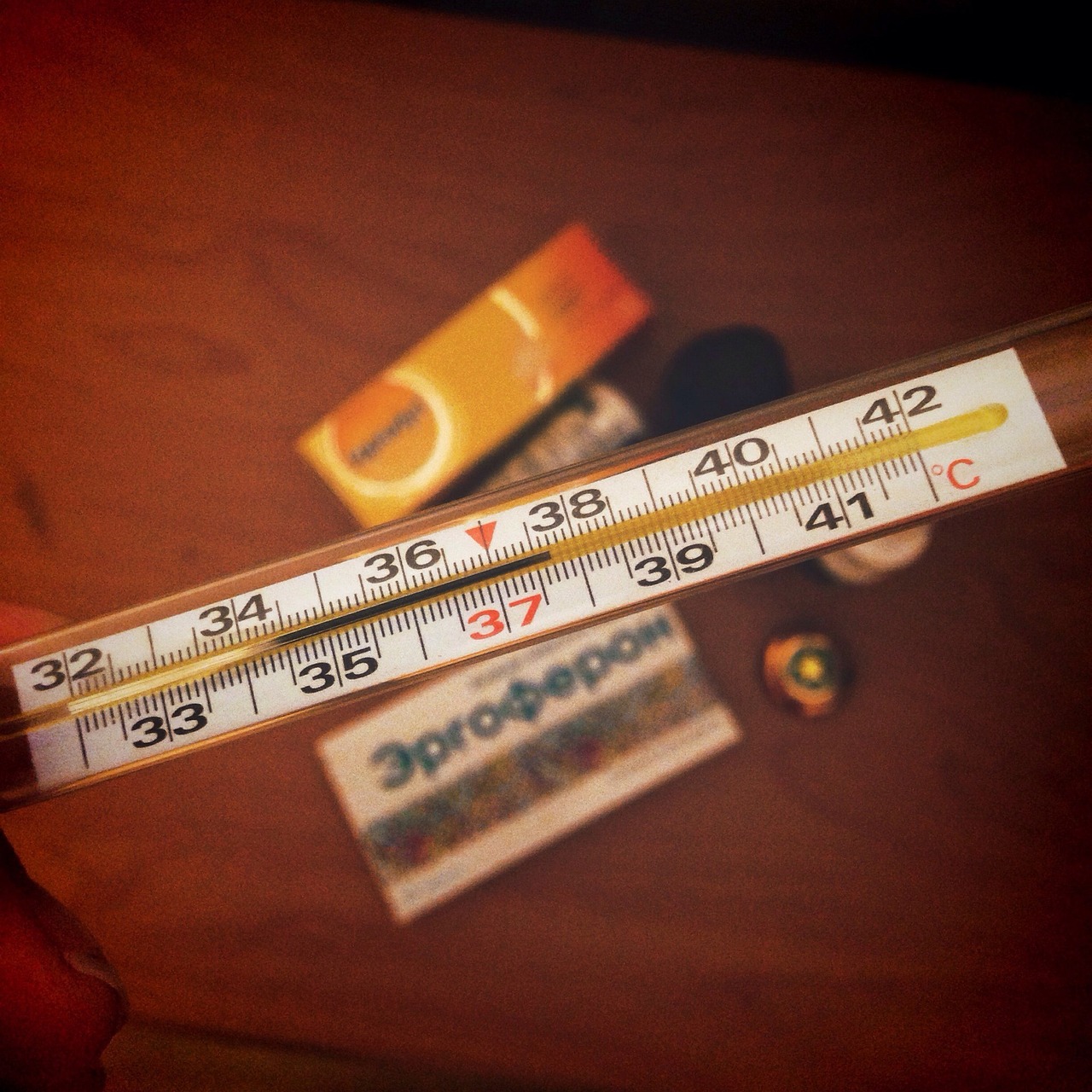 Donna che si sente stanca e triste in un ambiente invernale, riflettendo sulla carenza di vitamina D.