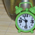 Ragazza che mostra segni di ritenzione idrica mentre si prepara per la sera.