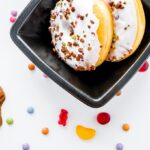 Immagine che mostra vari alimenti comuni con etichette evidenziate per zuccheri nascosti.