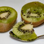 Un kiwi con la buccia, evidenziando la sua consistenza e colore, simbolo di un'alimentazione ricca di fibre.