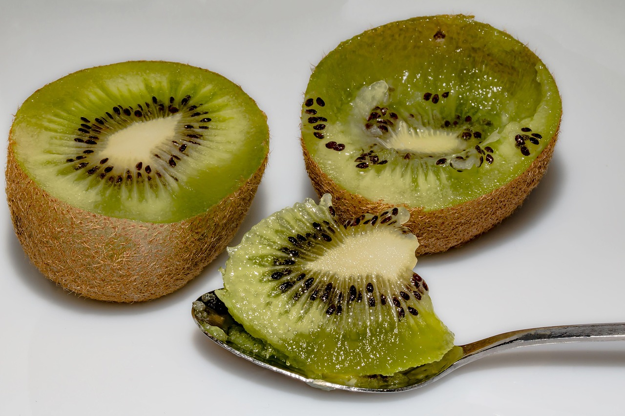Un kiwi con la buccia, evidenziando la sua consistenza e colore, simbolo di un'alimentazione ricca di fibre.