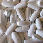 Un'illustrazione di magnesio in polvere con un orologio che segna l'ora, simbolo di assunzione corretta.