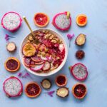 Superfood colorato in ciotola, ricco di nutrienti per potenziare il sistema immunitario.