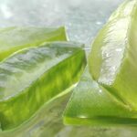 Gel di aloe vera bevibile in un bicchiere, ideale per alleviare la gastrite.