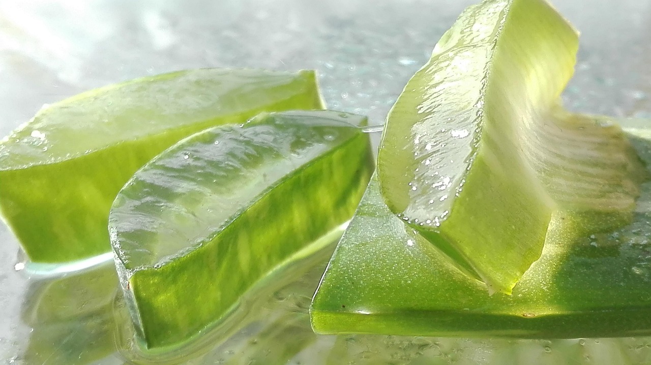 Gel di aloe vera bevibile in un bicchiere, ideale per alleviare la gastrite.