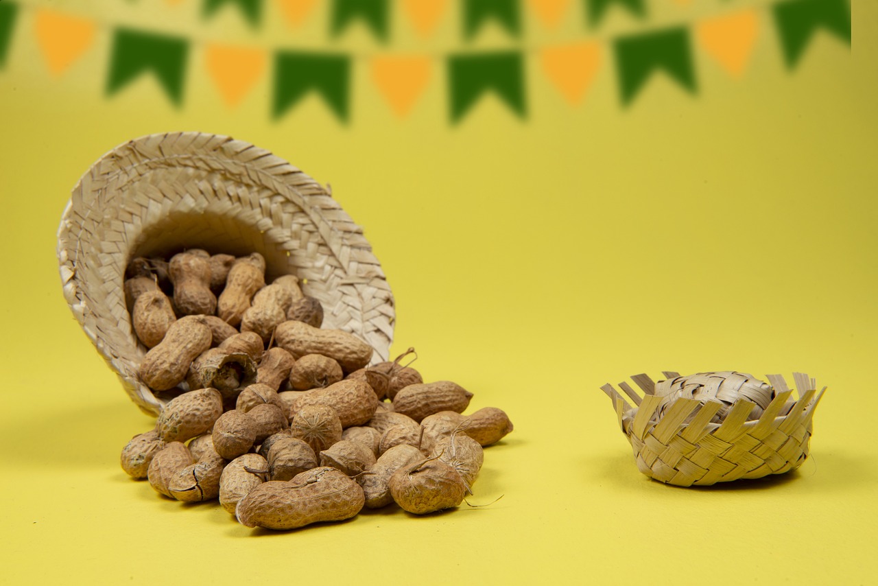 Immagine che illustra vari alimenti contenenti arachidi, evidenziando il rischio allergie.