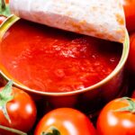 Vari barattoli di passata di pomodoro con etichette di marche poco raccomandate.