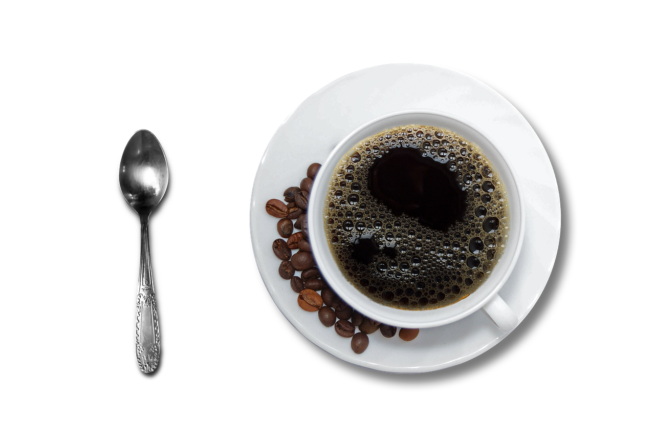 Caffè amaro servito in tazza, simbolo di benefici per il fegato e la digestione post pranzo.