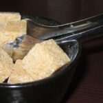 Dadi per brodo in confezione, con avvertenze sulla sicurezza e potenziali rischi per la salute.