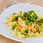 Ingredienti salutari per pasta e fagioli: verdure fresche, legumi e spezie per ridurre il colesterolo.