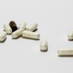 Immagine di probiotici in capsule, evidenziando l'importanza per la salute dopo i 40 anni.