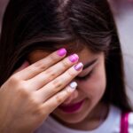 Unghie opache e striate che suggeriscono un fegato affaticato e accumulo di tossine nel corpo.