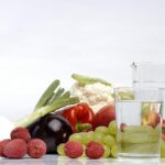 Donna che consulta un nefrologo per prevenire la ritenzione idrica con consigli pratici.