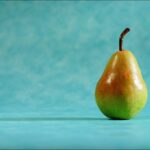 Pere fresche su un tavolo, simbolo dei benefici per la glicemia.