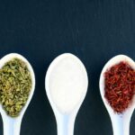 Un cucchiaino di spezia su un tavolo, simbolo di rimedi naturali per il diabete.