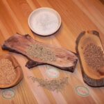 Farina di larve utilizzata in vari alimenti, scatola di prodotto e ingredienti in primo piano.