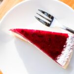 Crostata con crema al latte e marmellata, decorata con frutta fresca.