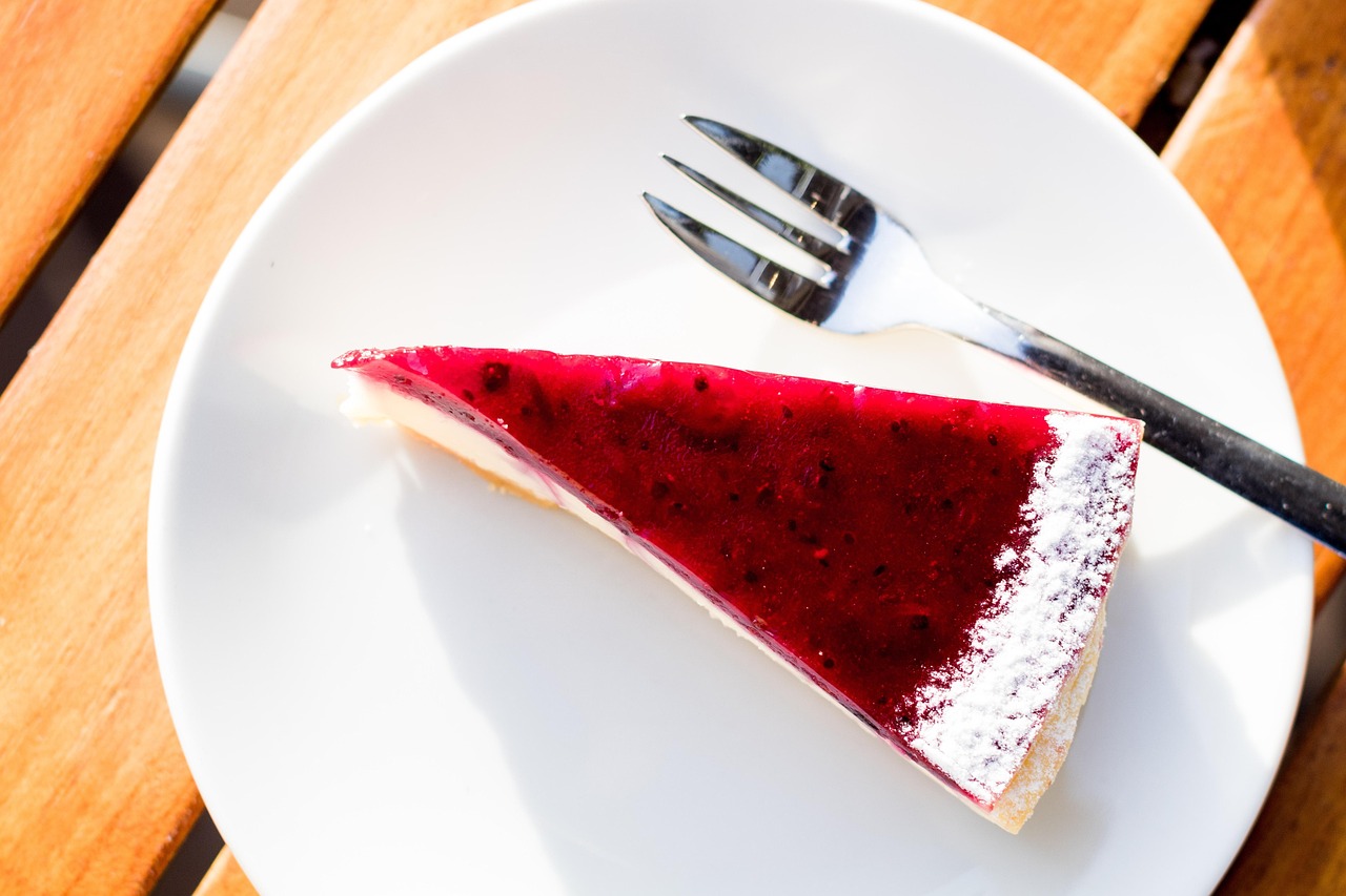 Crostata con crema al latte e marmellata, decorata con frutta fresca.