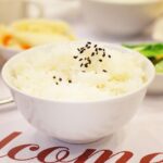 Un piatto di riso con verdure fresche e spezie, simbolo di un'alimentazione sana.