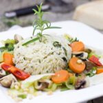 Riso basmati cotto con verdure fresche, piatto salutare per abbassare l'indice glicemico.