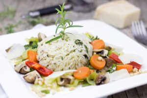 Riso basmati cotto con verdure fresche, piatto salutare per abbassare l'indice glicemico.