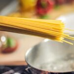 Pasta cotta al dente con verdure fresche, simbolo di cucina sana per abbassare la glicemia.