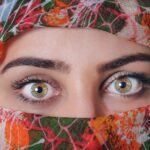 Due sopracciglia perfette disegnate con tecniche di bellezza professionale.