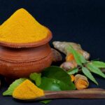 Spezia in polvere su un tavolo, simbolo di rimedi naturali per dolori articolari.