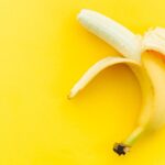 Banane mature su un tavolo, simbolo di salute intestinale e rimedio contro la stipsi.
