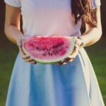 Fetta di anguria fresca su un tavolo, simbolo di salute e benefici per glicemia e intestino.