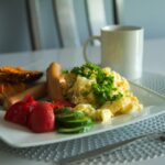 Colazione salata con uova, avocado e pane integrale per energia duratura nel pomeriggio.