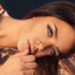 Due sopracciglia perfette, ben curate e definite, illustrate con consigli esperti.